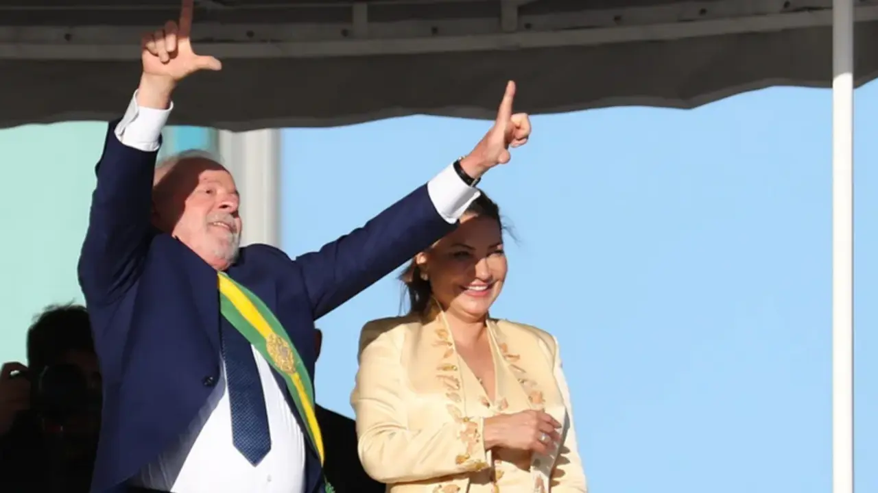 El presidente de Brasil, Luiz Inacio Lula da Silva, levanta sus brazos en se&ntilde;al de victoria junto a la primera dama, Ros&aacute;ngela da Silva, tras su investidura hoy, desde el Palacio del Planalto, en Brasilia (Brasil). EFE/Sebastiao Moreira