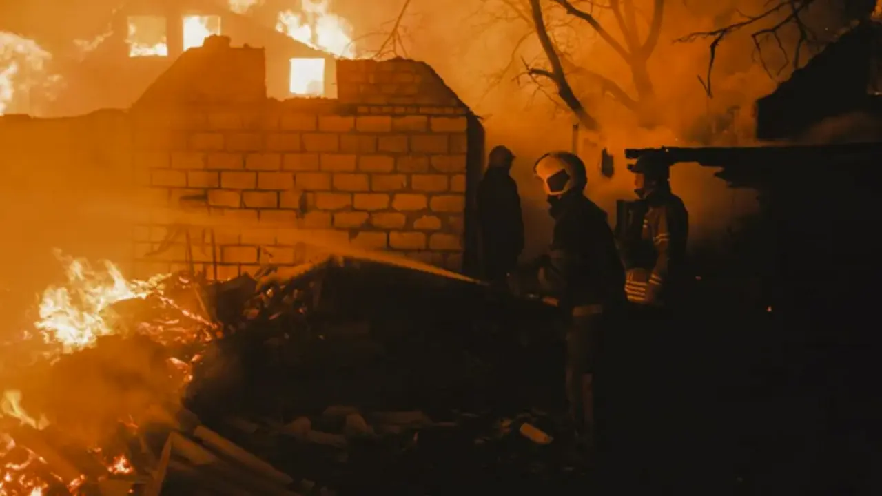 Edificio en llamas en Ivanivka, &aacute;rea de Donetsk, tras un ataque ruso. EFE/EPA/George Ivanchenko