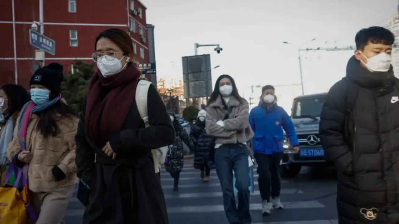 Ciudadanos chinos en una calle de Pek&iacute;n. EFE/EPA/Mark R. Cristino