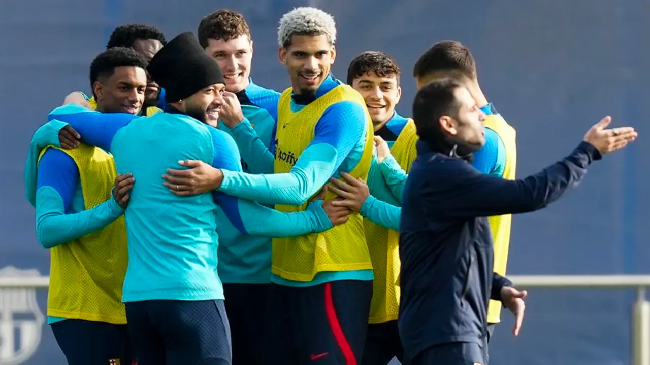 La plantilla del FC Barcelona, durante el entrenamiento realizado hoy en la Ciudad Deportiva Joan Gamper, previo al partido Intercity-FC Barcelona de dieciseisavos de final de la Copa del Rey. EFE/Enric Fontcuberta
