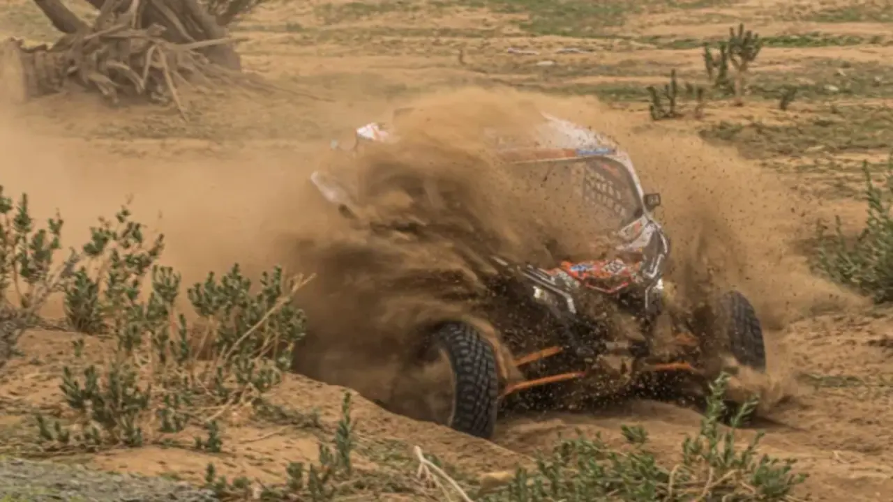 Los espa&ntilde;oles Jordi Segura y Sergi Brugue durante la segunda etapa del Rally Fakar 2023, este lunes de Sea Camp a Alula, en Arabia Saud&iacute;. EFE/ANDREW EATON