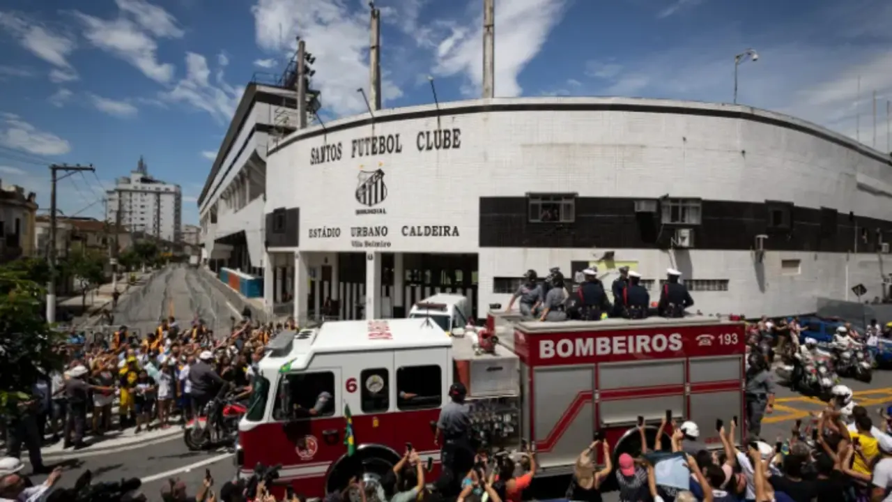 Un cami&oacute;n de bomberos que transporta el f&eacute;retro con el cuerpo de la leyenda del f&uacute;tbol Edson Arantes do Nascimento 'Pel&eacute; encabeza hoy el cortejo f&uacute;nebre que recorrer&aacute; algunas calles de la ciudad de Santos (Brasil). EFE/Isaac Fontana