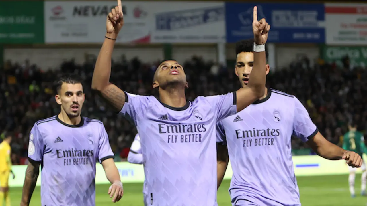 El delantero del Real Madrid Rodrygo celebra su gol ante el CD Cacere&ntilde;o, durante el partido correspondiente a los dieciseisavos de final de la Copa del Rey entre el Club Deportivo Cacere&ntilde;o y el Real Madrid disputado este martes en el Estadio Pr&iacute;ncipe Felipe, en C&aacute;ceres. EFE/Jero Morales
