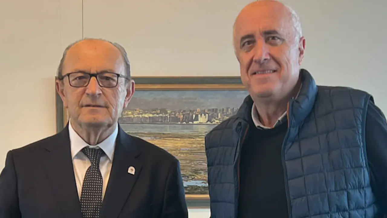L&oacute;pez Marcano y el alcalde de Riotuerto, Alfredo Madrazo (PRC). / ALERTA