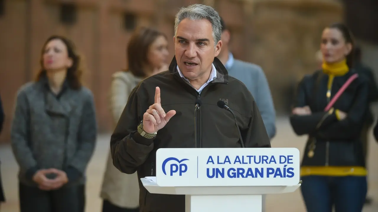 El coordinador general del PP, El&iacute;as Bendodo (c), durante la rueda de prensa. E.P. / &Aacute;lex Zea