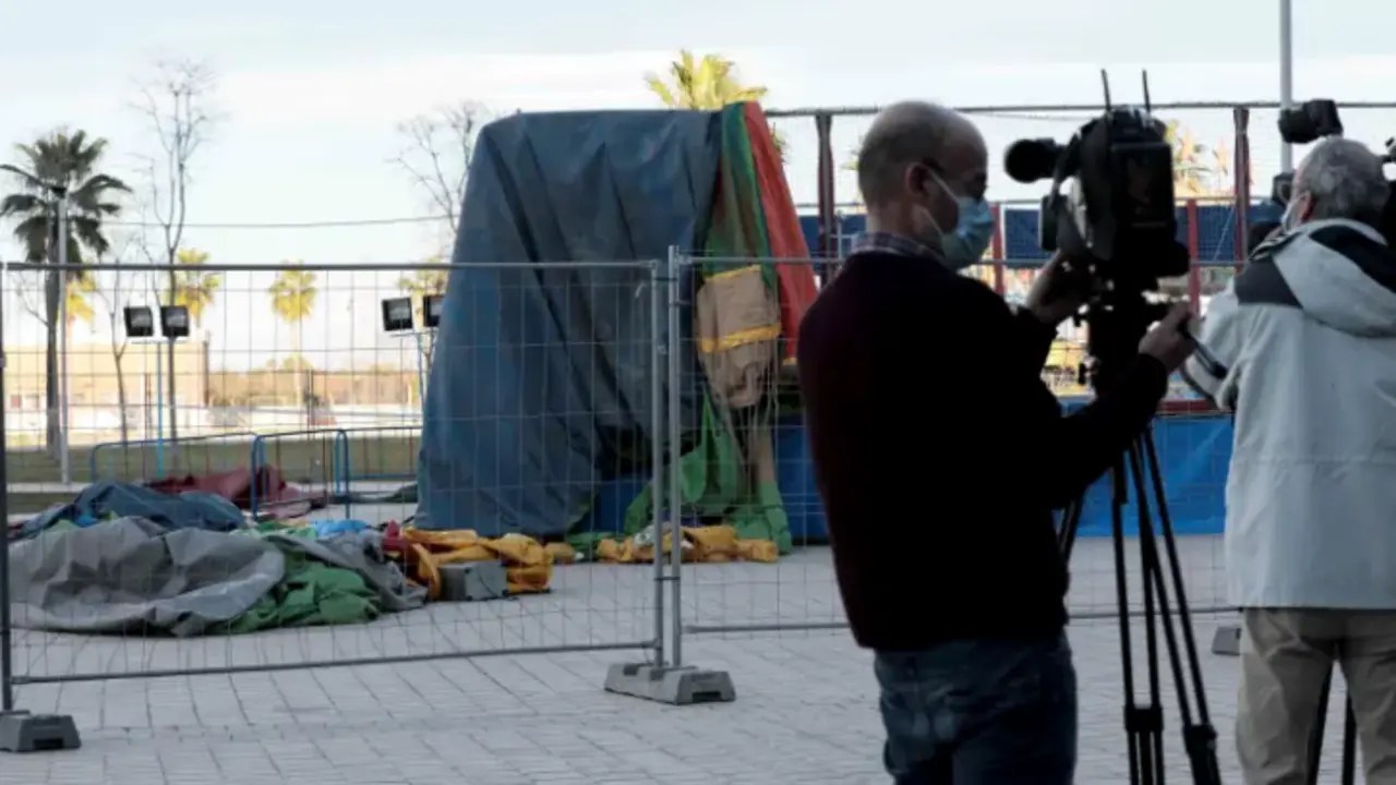 Varios medios toman im&aacute;genes del castillo hinchable que fue levantado varios metros del suelo por una r&aacute;faga de viento en Mislata (Valencia), en un incidente que result&oacute; mortal. EFE/Ana Escobar