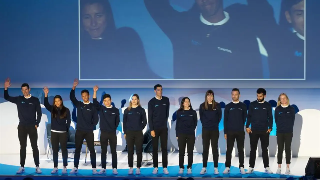 Foto de familia de parte del equipo Movistar para 2023, durante su presentaci&oacute;n en Madrid. EFE/ Fernando Villar