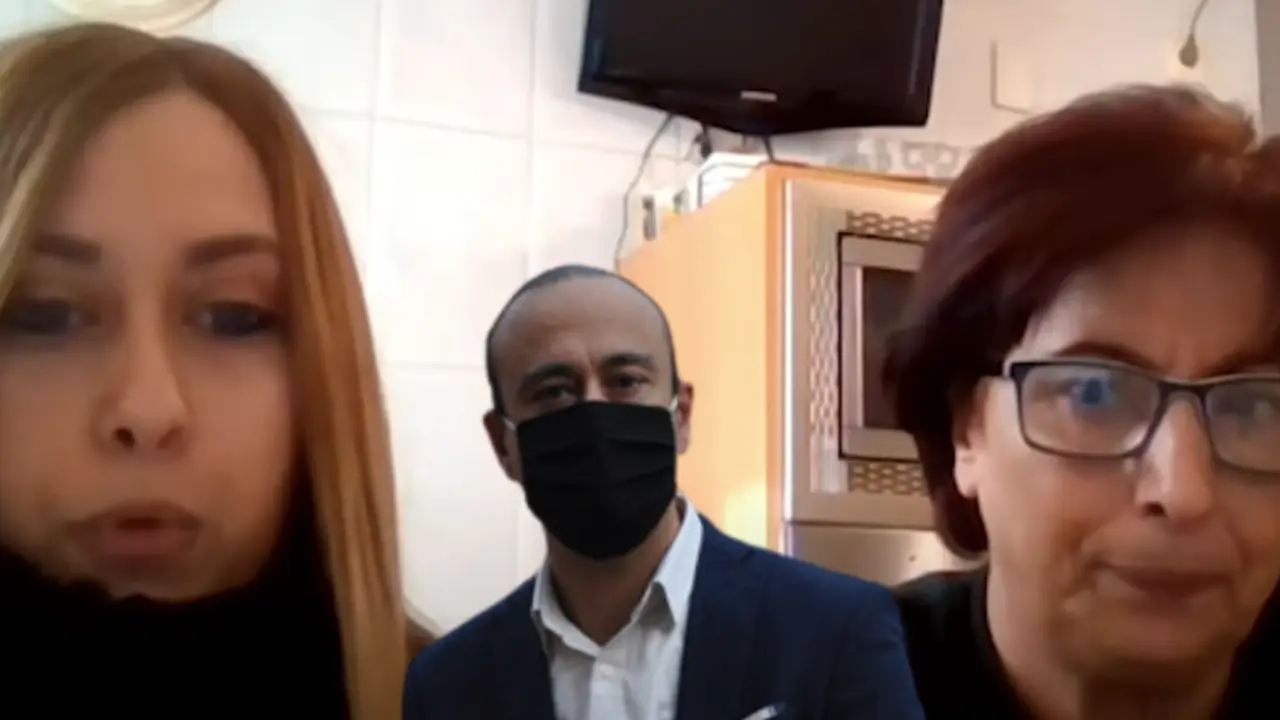 Elina, su madre y el alcalde regioanlista, L&oacute;pez Estrada.