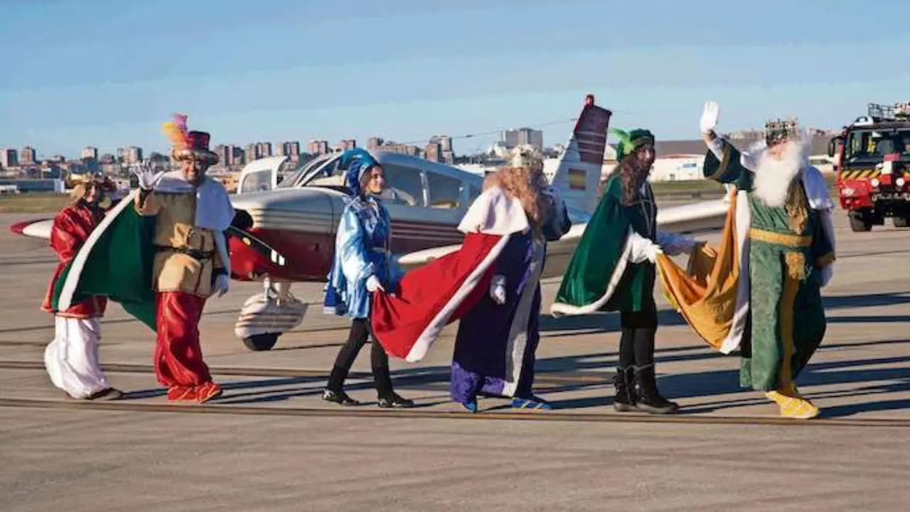 Llegada de Sus Majestades, los Reyes Magos de Oriente, junto con sus pajes reales al aeropuerto, donde son recibidos por ni&ntilde;os y mayores. / alberto g. ib&aacute;&ntilde;ez