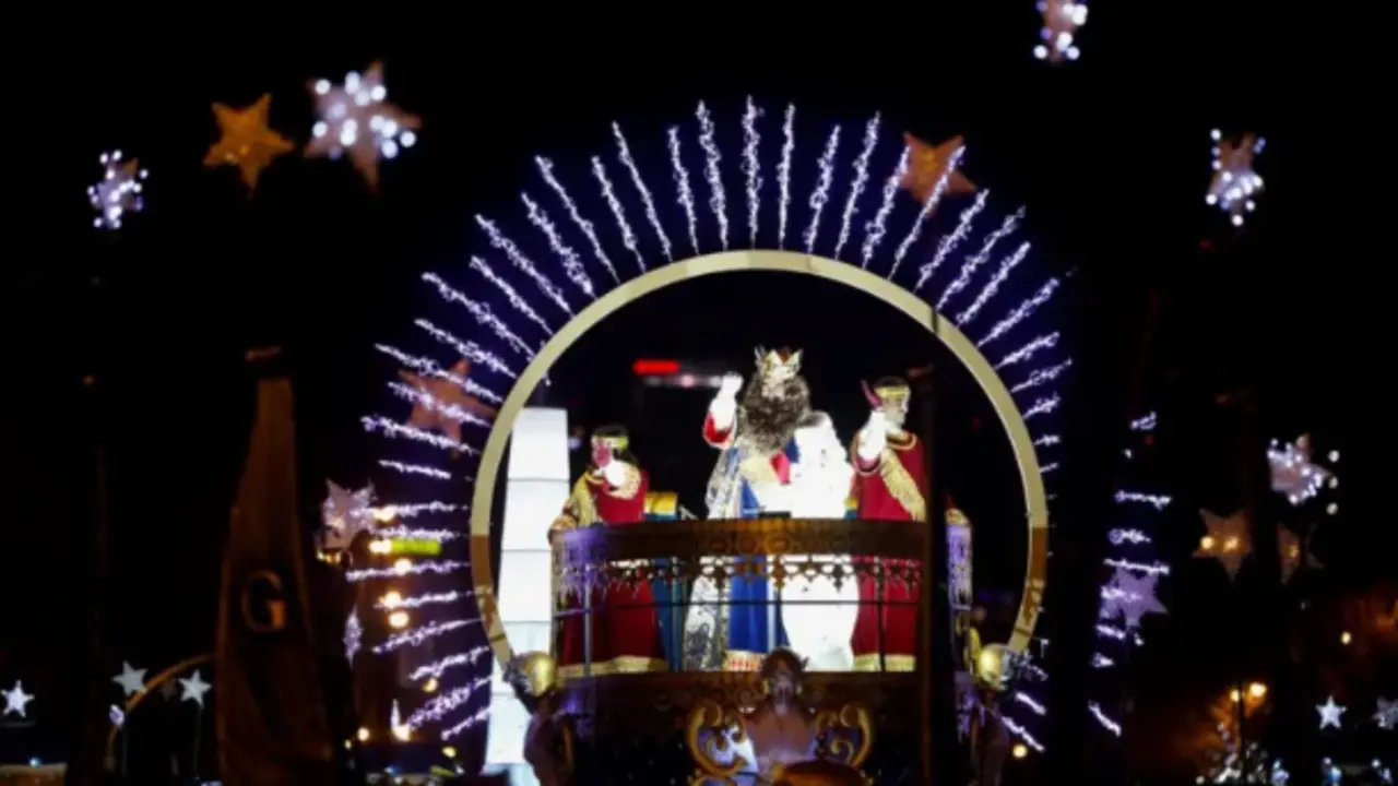El rey Gaspar saluda, durante la Cabalgata de los Reyes de Madrid, en una imagen de archivo. EFE/David Fern&aacute;ndez