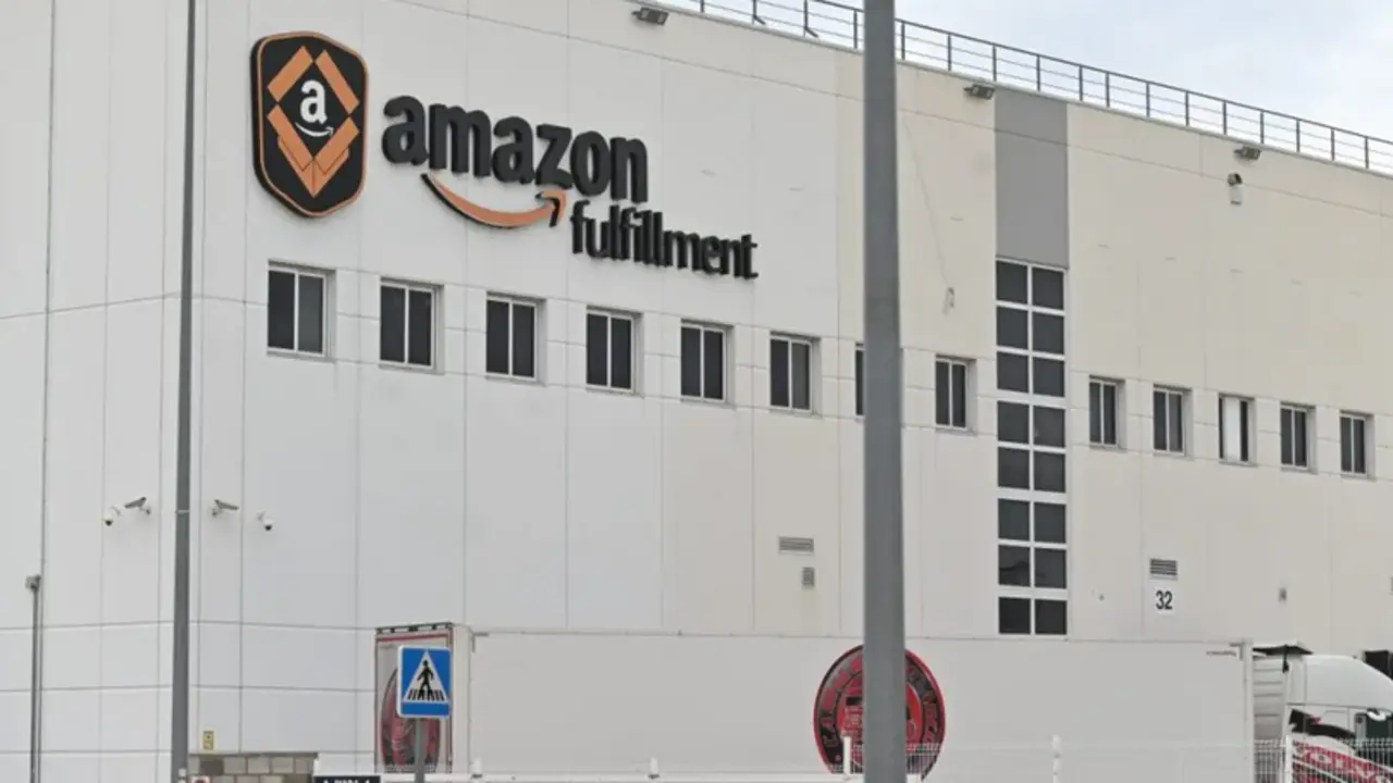 La planta de Amazon en San Fernando de Henares, en Madrid, en una imagen de archivo. EFE/Fernando Villar