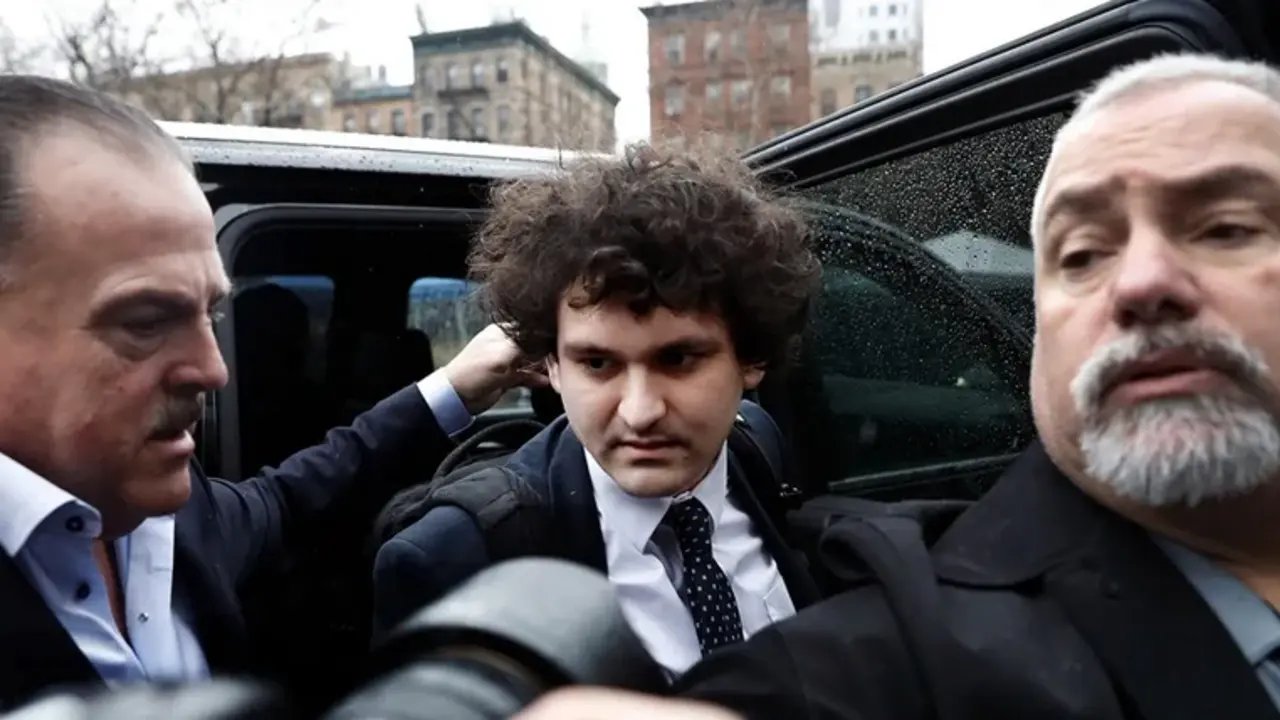 El empresario de criptomonedas Sam Bankman-Fried (C) llega a una audiencia de declaraci&oacute;n de culpabilidad en el Tribunal Federal de Estados Unidos en Nueva York, EE. UU. EFE/Peter Foley