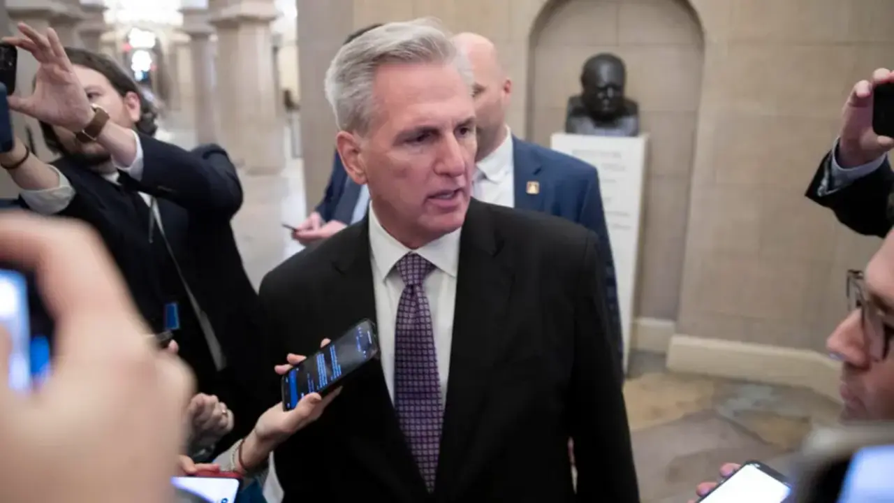 El congresista republicano Kevin McCarthy, candidato a presidir la C&aacute;mara Baja de EE.UU., habla con la prensa el 4 de enero de 2023, en Washington. EFE/Michael Reynolds