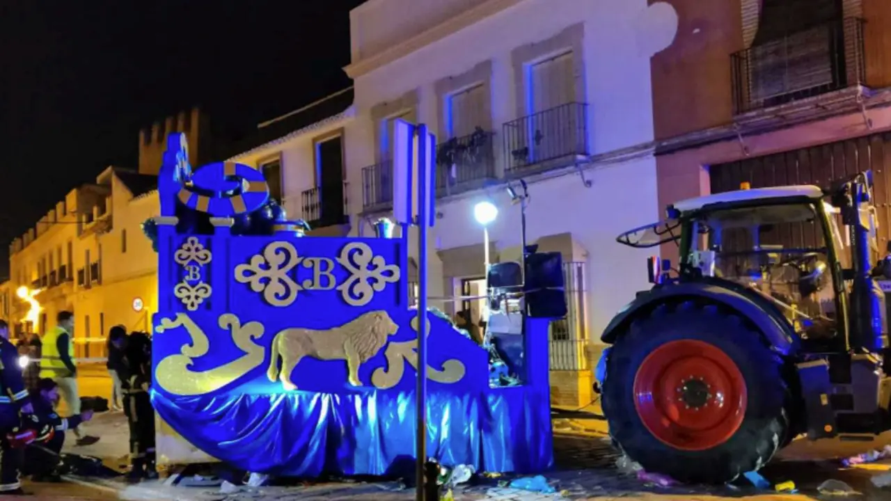 &raquo; Noticias &raquo; Espa&ntilde;a &raquo; Andaluc&iacute;a &raquo; Sevilla  Muere una mujer y 12 personas resultan heridas al ser arrolladas por un tractor de la cabalgata de Marchena, Sevilla