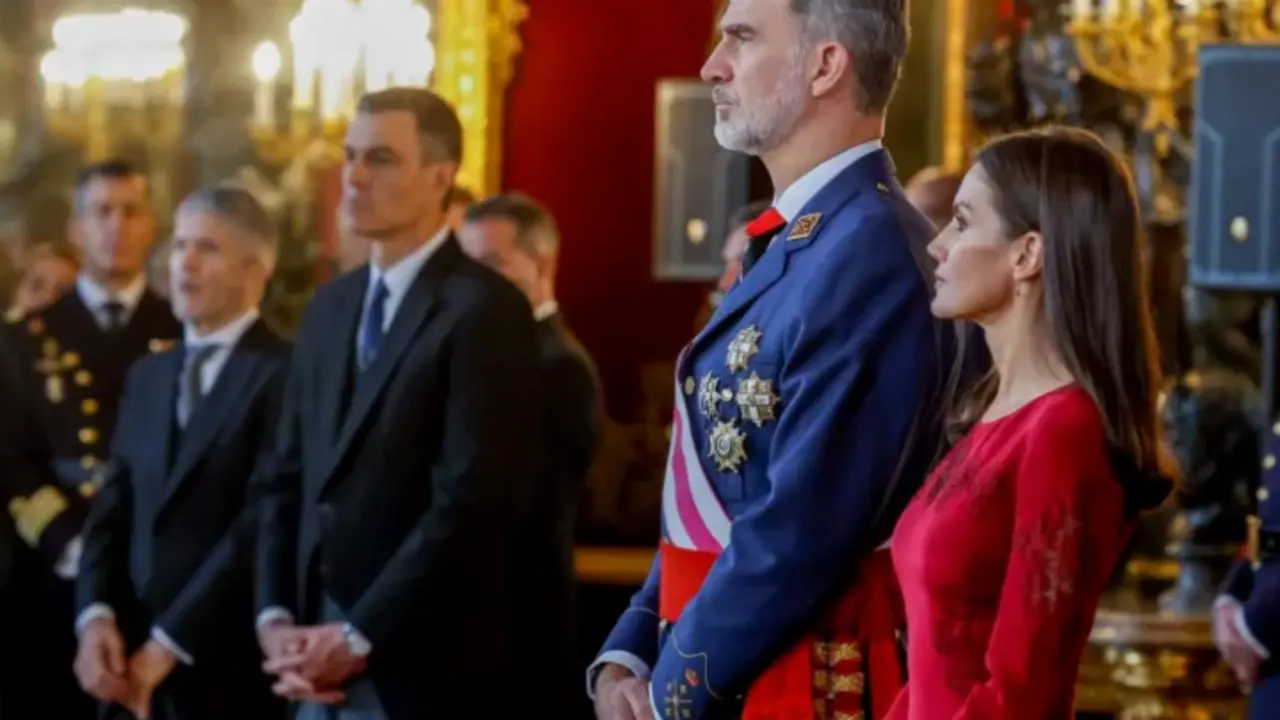 El rey Felipe y la reina Letizia, durante la recepci&oacute;n a autoridades con motivo de la celebraci&oacute;n de la Pascua Militar este viernes en el Palacio Real. EFE/J.J. Guillen