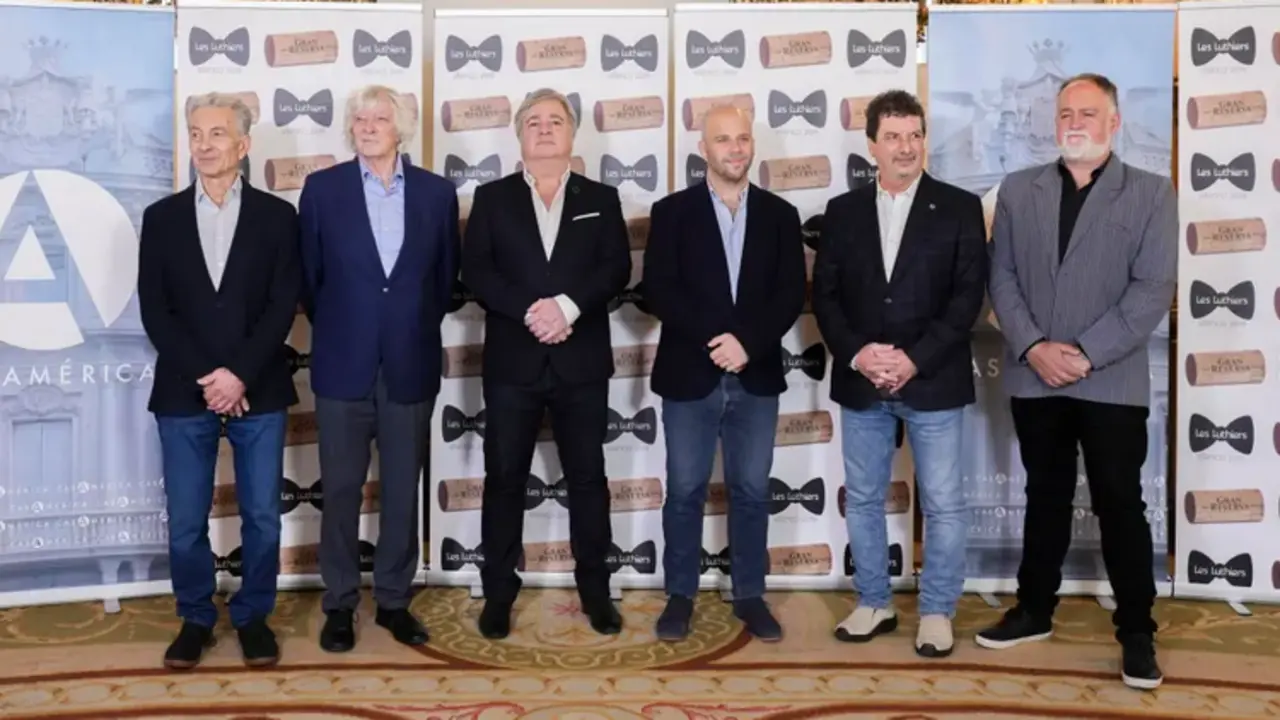 Los integrantes de Les Luthiers Tomas Mayer (3d), Horacio Tato Turano (2d), Carlos L&oacute;pez Puccio (2i), Jorge Maronna (i), Martin O'Connor (d) y Roberto Antier, en una fotograf&iacute;a de archivo. EFE/Borja Sanchez-trillo