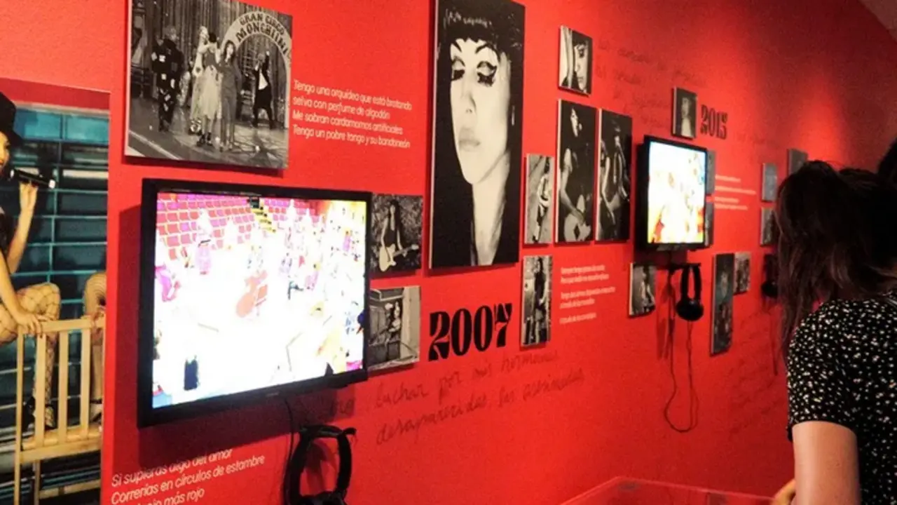 Una persona visita la exposici&oacute;n "Te Amo" de la cantante chilena Mon Laferte, en Santiago (Chile). EFE/Javier Mart&iacute;n