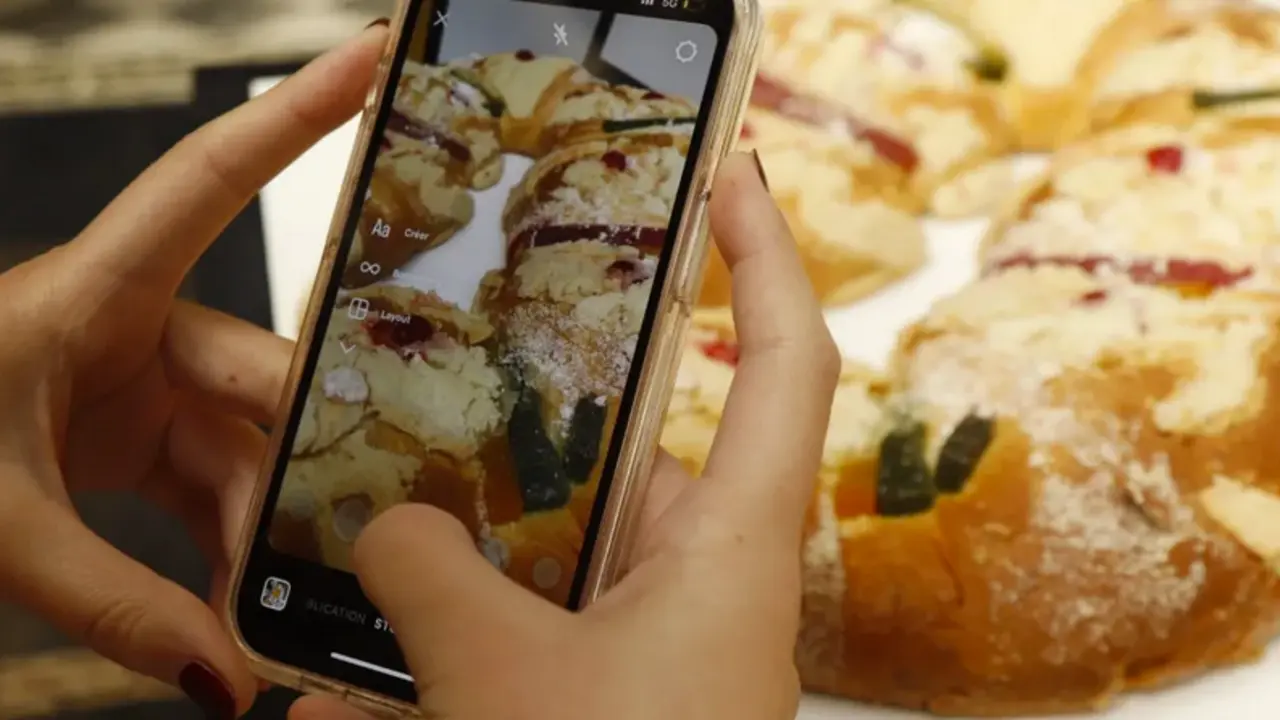 Una mujer toma una fotograf&iacute;a de una tradicional Rosca de Reyes, en una panader&iacute;a de la ciudad de Guadalajara, estado de Jalisco (M&eacute;xico). EFE/Francisco Guasco