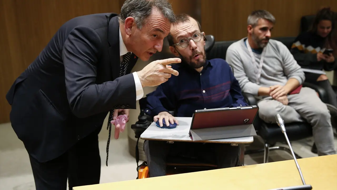 El portavoz de Unidas Podemos Pablo Echenique (d) y el diputado de esta formaci&oacute;n Enrique Santiago (i). E.P.