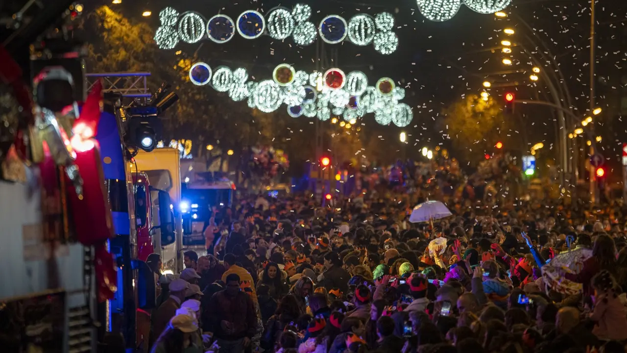 Ambiente durante la cabalgata de Reyes 2023 en Barcelona. E.P. / Lorena Sop&ecirc;na