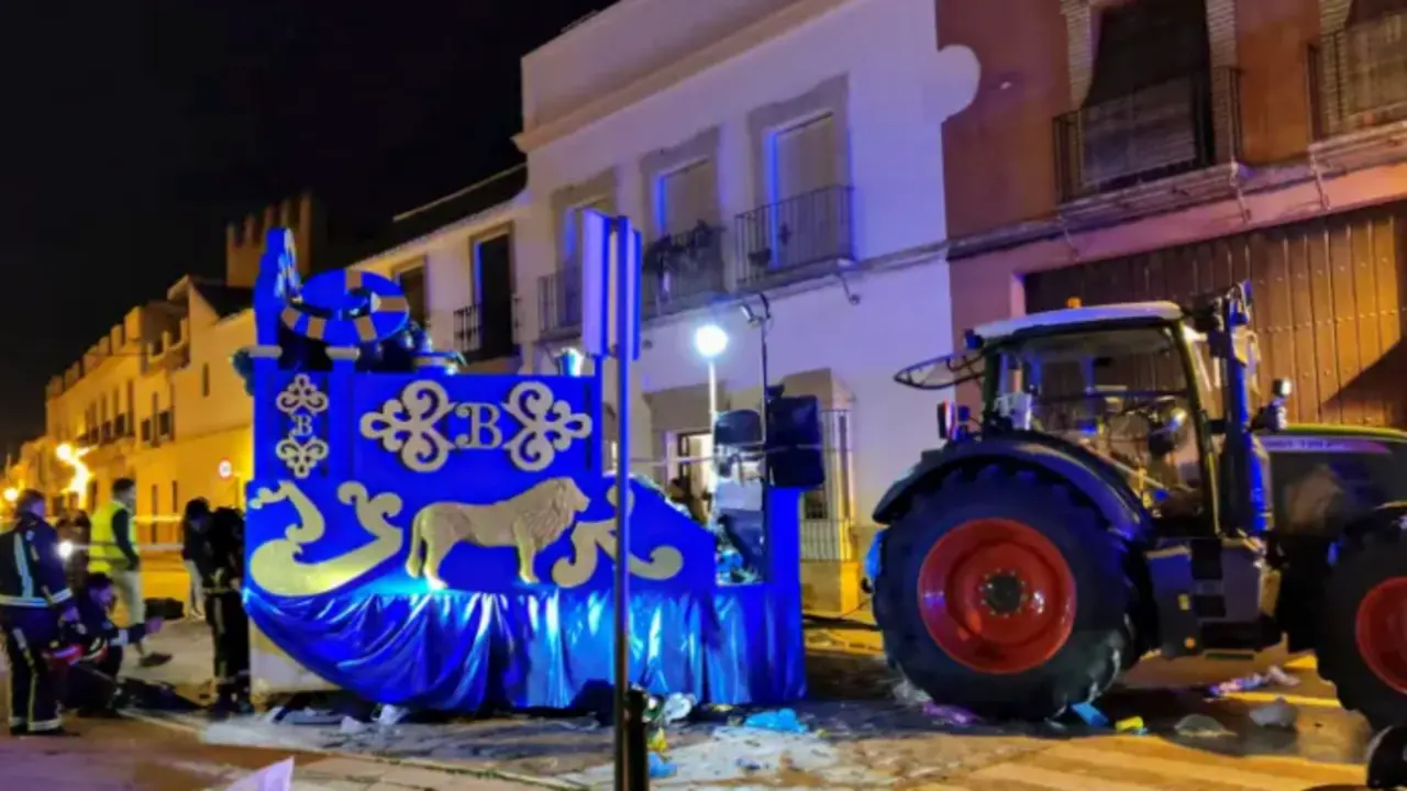 Estado en el que ha quedado la carroza que ha arrollado a varias personas en la cabalgata de Reyes de Marchena. EFE / Ferm&iacute;n Cabanillas