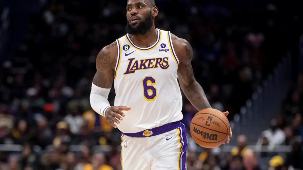 El alero de Los Angeles Lakers LeBron James , en una fotograf&iacute;a de archivo. EFE / Michael Reynolds