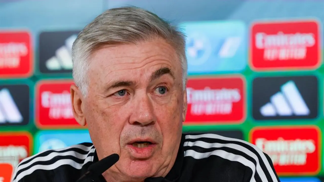 El entrenador italiano del Real Madrid Carlo Ancelotti durante una rueda de prensa. EFE/J.J. Guill&eacute;n