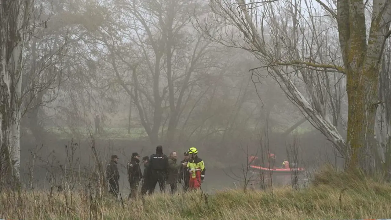 La Polic&iacute;a Nacional y los Bomberos buscan este jueves a un hombre que al parecer se ha hundido con su veh&iacute;culo en el r&iacute;o Carri&oacute;n en Palencia, seg&uacute;n ha informado este jueves la comisar&iacute;a provincial de Palencia. EFE/Almudena &Aacute;lvarez