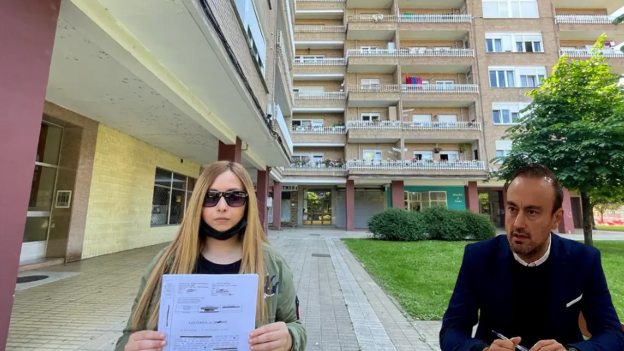 Elina Villegas, v&iacute;ctima de okupaci&oacute;n y el alcalde regionalista de Torrelavega, L&oacute;pez Estrada. / ALERTA