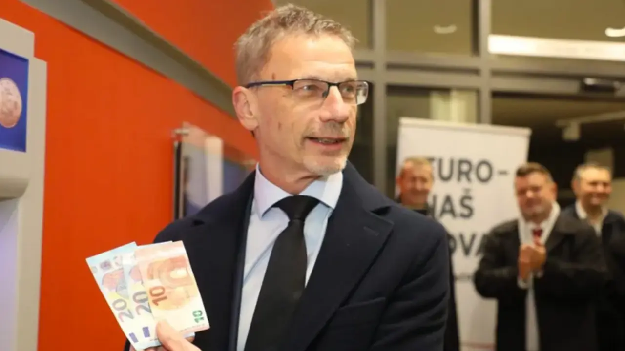 El gobernador del Banco Nacional croata, Boris Vujcic, el pasado 1 de enero mostrando varios billetes de euro. EFE/EPA/Lana Slivar