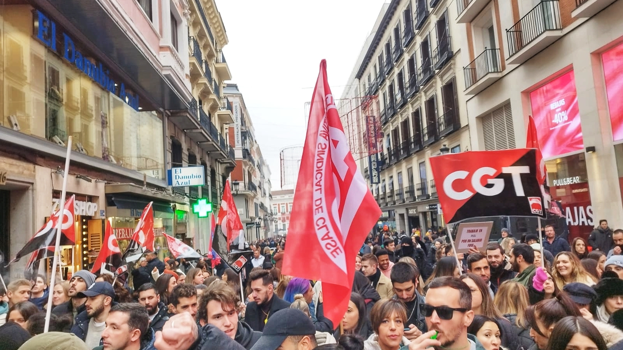 Trabajadores de Inditex, en huelga, se manifiestan por la mejora de sus condiciones laborales.