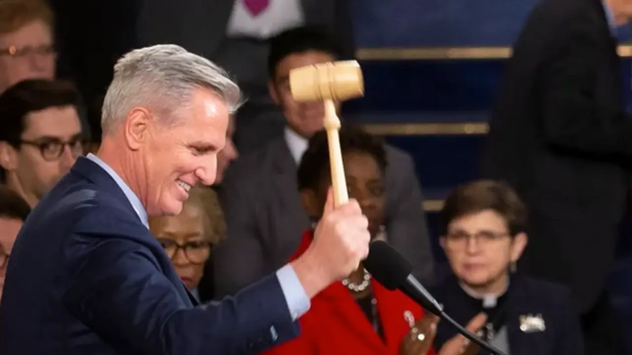 El l&iacute;der republicano de la C&aacute;mara de Representantes, Kevin McCarthy (i) golpea el mazo tras ser elegido para convertirse en el Presidente de la C&aacute;mara luego de 15 rondas de votaciones, en la c&aacute;mara de la C&aacute;mara en el Capitolio de Washington. DC, EE. UU. EFE/MICHAEL REYNOLDS