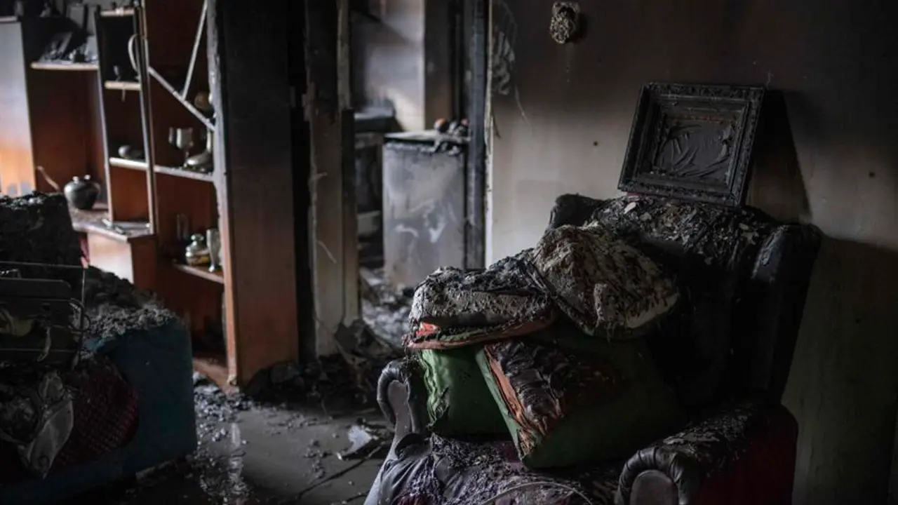 El interior de la vivienda incendiada este s&aacute;bado en Ourense en la que han fallecido dos mujeres de 50 y 71 a&ntilde;os. EFE/ Brais Lorenzo