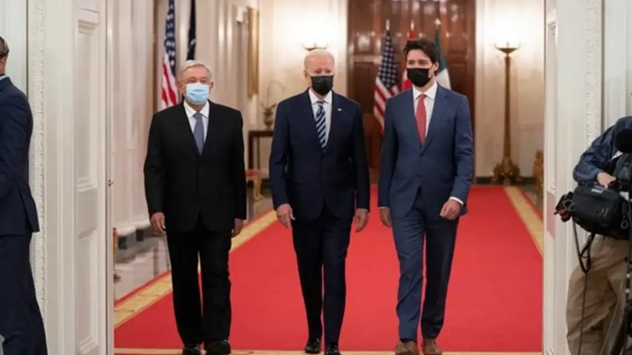 (De izquierda a derecha) El presidente de M&eacute;xico, Andr&eacute;s Manuel L&oacute;pez Obrador, el presidente de los Estados Unidos, Joe Biden, y el primer ministro de Canad&aacute;, Justin Trudeau. EFE /Chris Kleponis /Pool