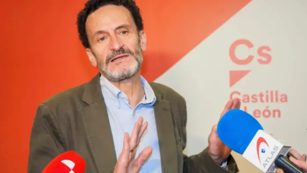 El candidato a las elecciones primarias de la lista 'Ciudadanos de nuevo', Edmundo Bal, atiende en Valladolid a los medios de comunicaci&oacute;n. EFE / R. GARC&Iacute;A