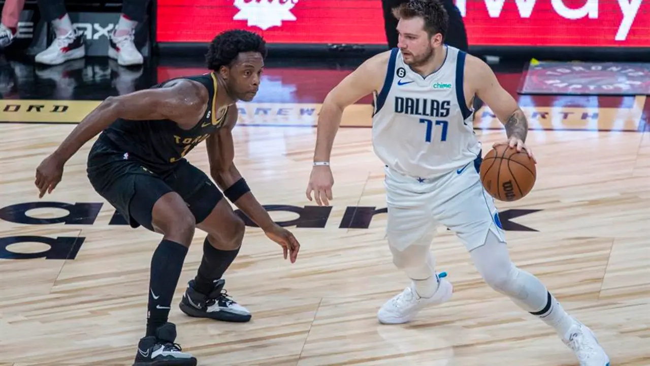 Luka Doncic (d) de los Dallas Maverick, en una fotograf&iacute;a de archivo. EFE / Eduardo Lima