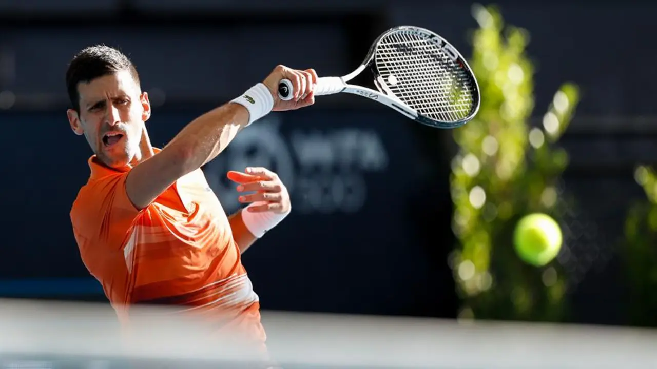 Novak Djokovic ejecuta un golpe de derecha en la final del torneo de Adelaida, que gan&oacute; al imponerse al estadounidense Sebastian Korda. EFE / Matt Turner