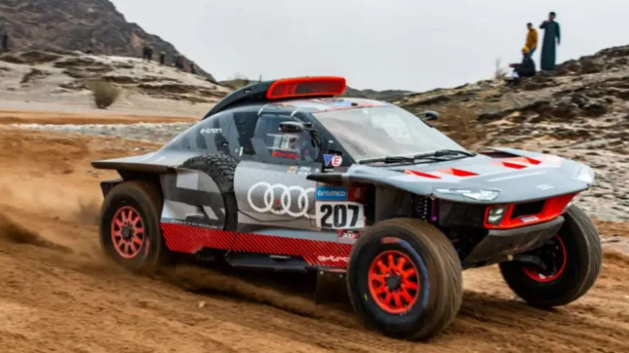 El piloto espa&ntilde;ol Carlos Sainz durante la etapa de este s&aacute;bado del Dakar 2023. EFE / Gerard Laurenssen