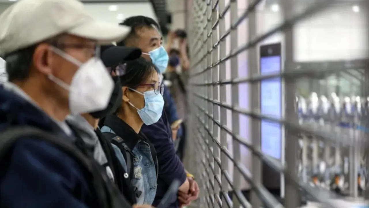 Viajeros en el control de inmigraci&oacute;n de la estaci&oacute;n de metro Lok Ma Chau en Hong Kong antes de entrar en China. EFE/EPA/Jerome Favre