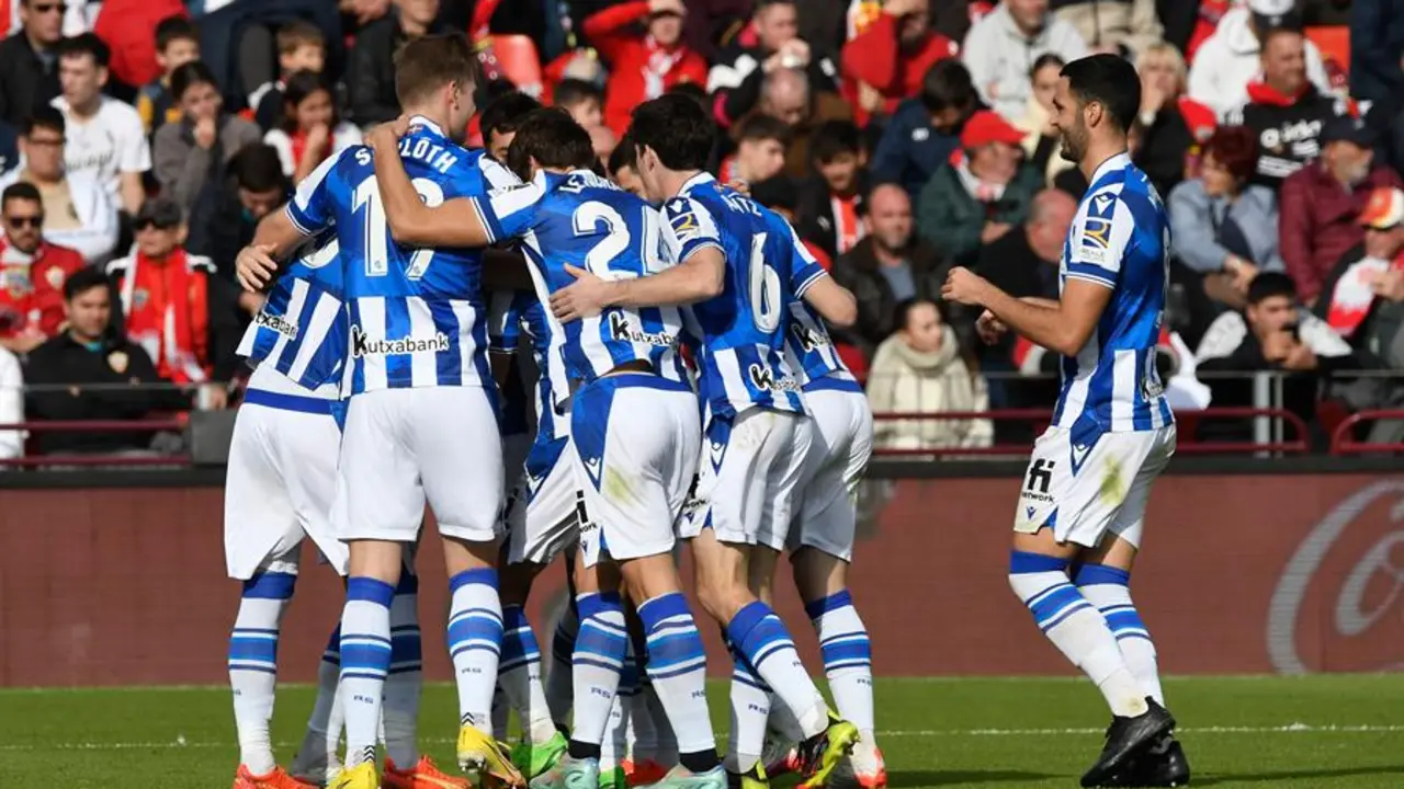 Los jugadores del la Real Sociedad celebran uno de sus goles ante el Almer&iacute;a durante su partido de la jornada 16 de LaLiga Santander disputado en el Power Horse Stadium de Almer&iacute;a. EFE / Carlos Barba