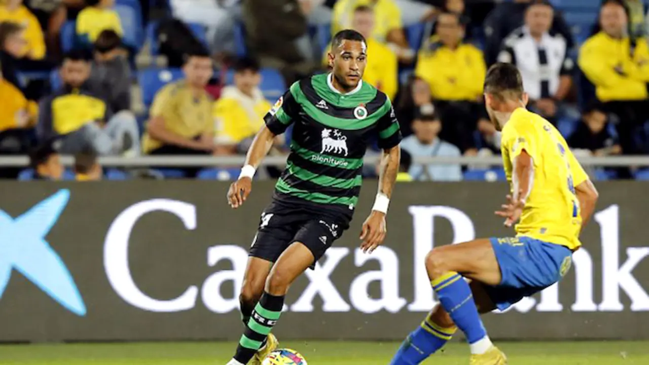 Mboula, encarando a su par ayer en el estadio Gran Canaria. / LA LIGA
