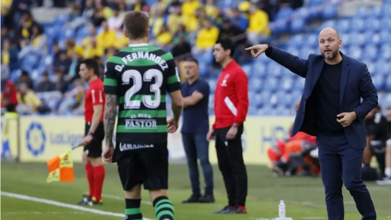 El entrenador del Racing Jos&eacute; Alberto durante el partido contra Las Palmas.