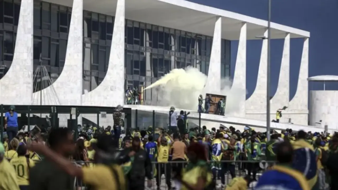 Polic&iacute;as antidisturbios entran al palacio presidencial de Planalto, sede del Gobierno de Brasil en Brasilia (Brasil). EFE/ Andre Borges