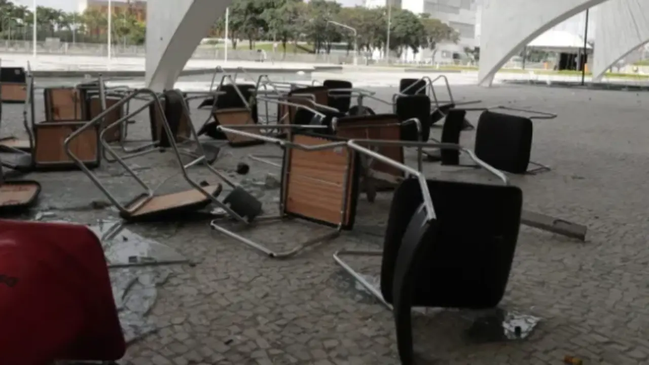 Fotograf&iacute;a que muestra los destrozos en el Palacio de Planalto tras la invasi&oacute;n por parte de manifestantes bolsonaristas de los edificios gubernamentales en Brasilia (Brasil). EFE/ Andr&eacute; Coelho