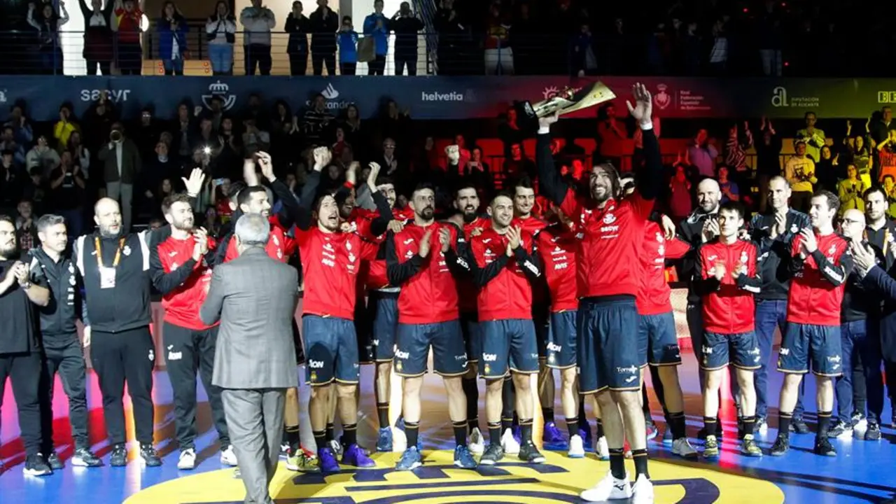 Los jugadores de Espa&ntilde;a con el trofeo tras vencer este s&aacute;bado, en el Torneo internacional de balonmano disputado en Benidorm. EFE / Morell