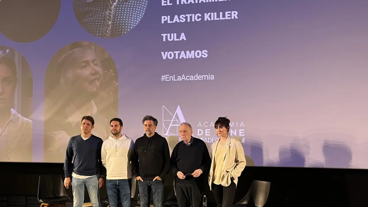 De izquierda a derecha: Santiago Requejo, director de 'Votamos'; &Aacute;lvaro Carmona, director de 'El Tratamiento'; Jos&eacute; Pozo, director de 'Plastic Killer', Fernando M&eacute;ndez-Leite, director de la Academia de Cine, y Beatriz de Silva, directora de 'Tula'.