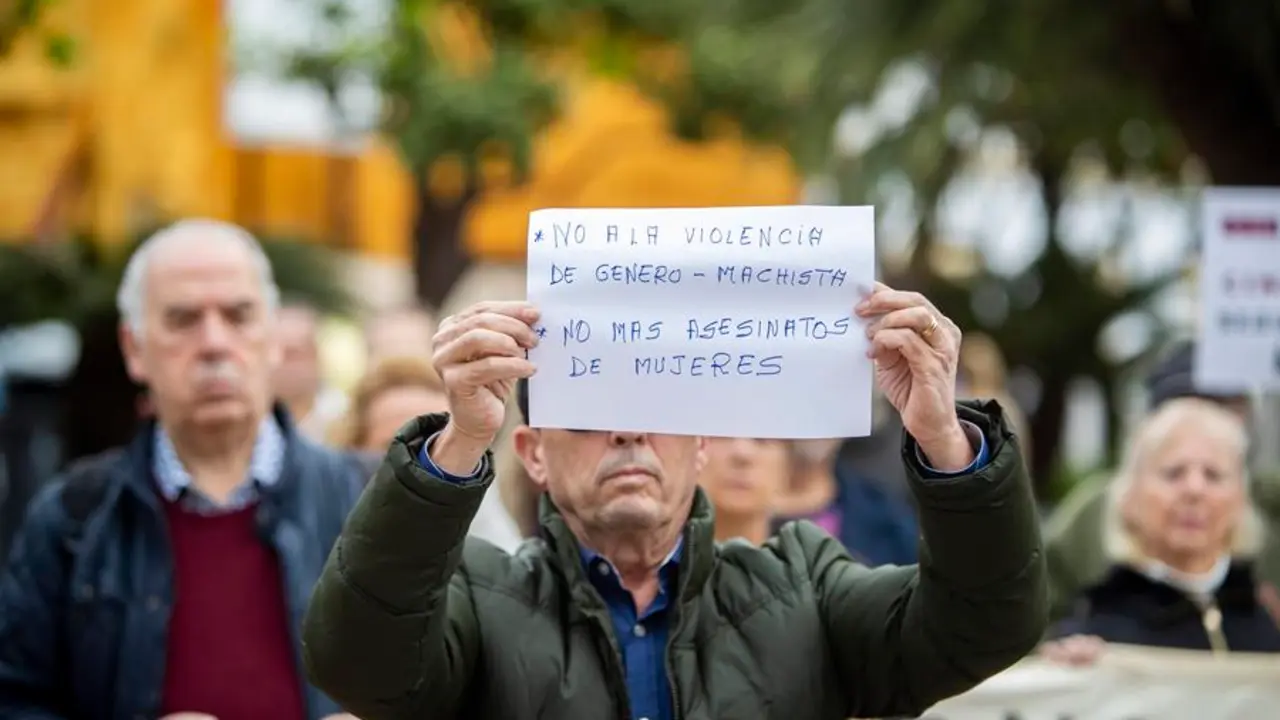 Un hombre muestra un cartel durante la concentraci&oacute;n a las puertas del Ayuntamiento de El Puerto de Santa Mar&iacute;a (C&aacute;diz) en repulsa por el asesinato de una mujer. EFE / Rom&aacute;n R&iacute;os