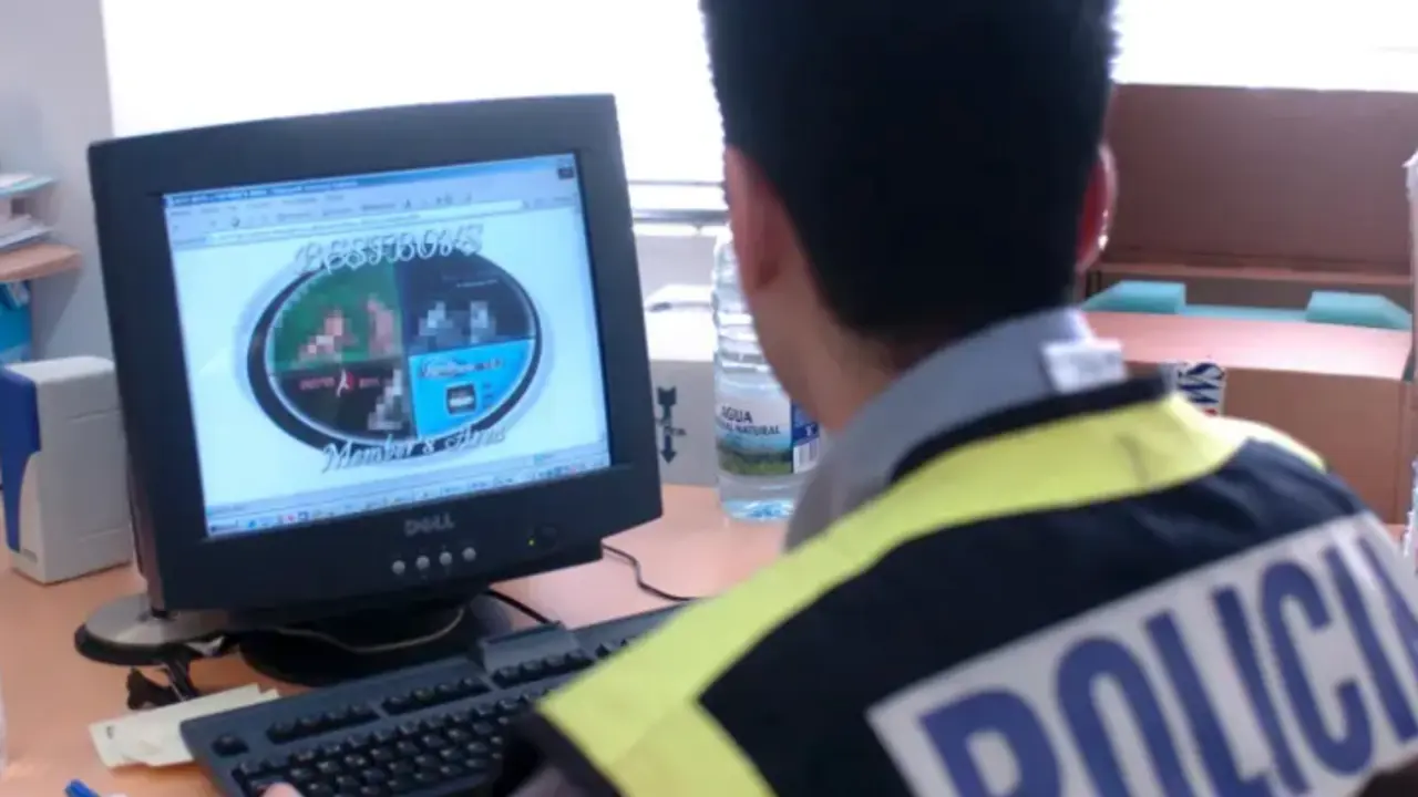 Imagen de archivo de un polic&iacute;a nacional inspeccionando una p&aacute;gina web. EFE / Juan M. Espinosa
