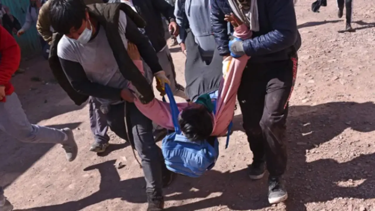 Un herido durante los enfrentamientos entre manifestantes y la polic&iacute;a es trasladado para ser atendido, en Juliaca (Per&uacute;). EFE / Stringer