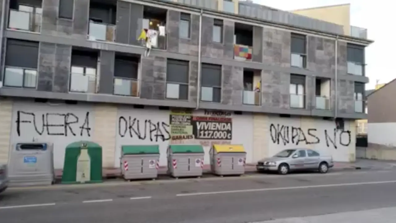 La convivencia en el edificio Paseo del Norte, en Sierrapando. / EP
